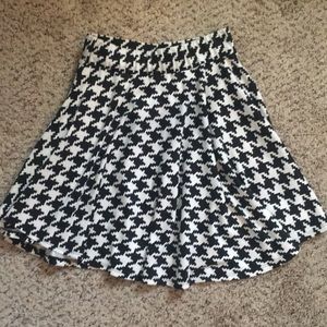High waisted black & white skirt.